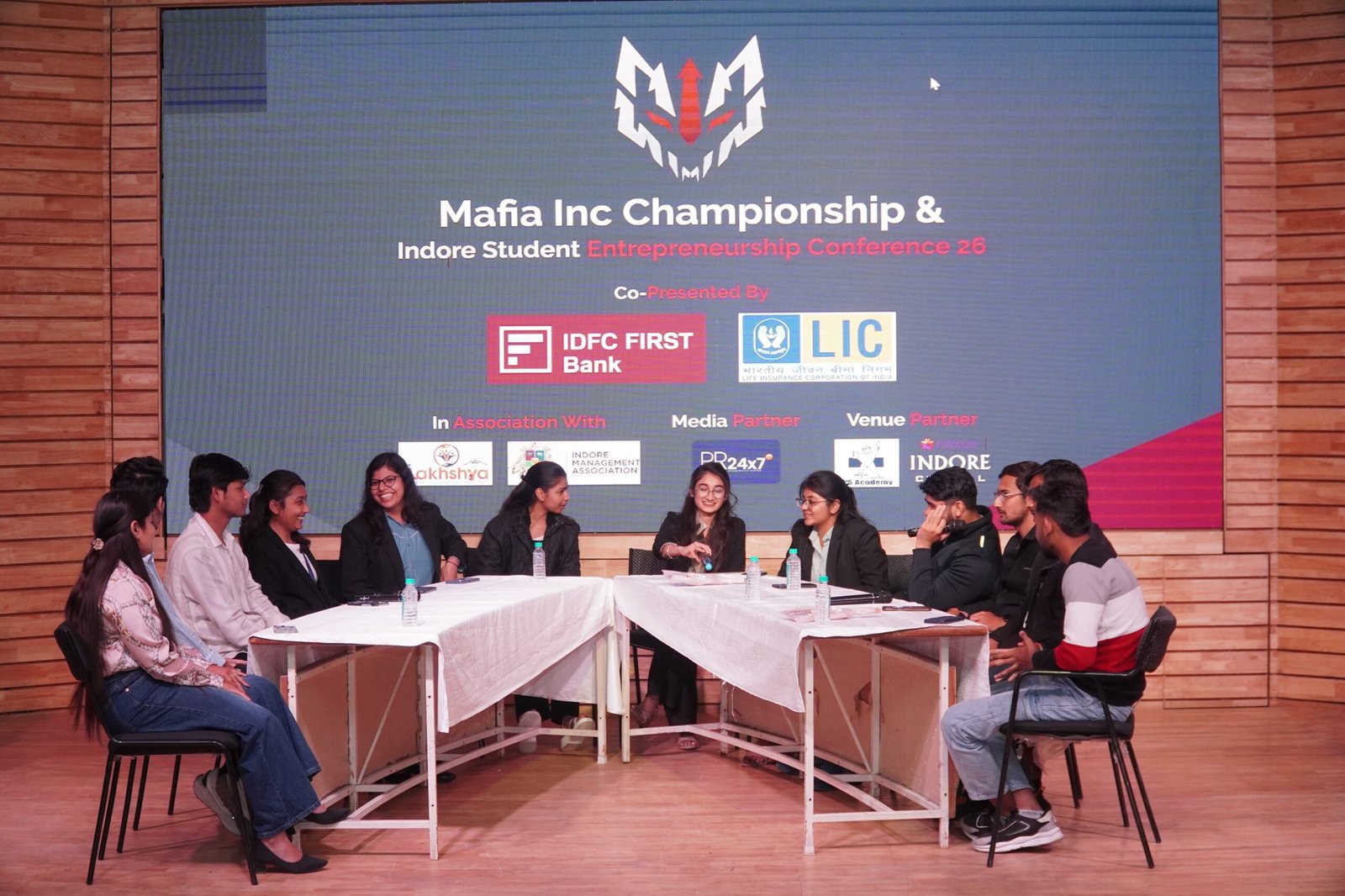 इंदौर में स्टूडेंट्स के सपनों को हकीकत से जोड़ने वाला मंच बना 'माफिया इंक चैंपियनशिप और आंत्रप्रेन्योरशिप एंड इनोवेशन समिट-2026' - स्टूडेंट्स को मिला स्टार्टअप इकोसिस्टम, बिज़नेस सोच और लीडरशिप को करीब से समझने का मौका - 5 कॉलेजों के 700 से ज्यादा स्टूडेंट्स ने मैनेजमेंट गेम के जरिए खुद को आजमाया - 1 लाख रुपए का नकद पुरस्कार, पेड इंटर्नशिप और रियल इंडस्ट्री एक्सपोज़र - इन्वेस्टर्स, आंत्रप्रेन्योर्स और एजुकेशनिस्ट्स एक ही छत के नीचे इंदौर, 6 फरवरी, 2026: इंदौर में आयोजित आंत्रप्रेन्योरशिप एंड इनोवेशन समिट-2026 उन स्टूडेंट्स के लिए एक ऐसा मंच बनकर सामने आया, जो पढ़ाई के साथ-साथ कुछ नया करने का सपना देखते हैं। यह सिर्फ एक कॉन्फ्रेंस नहीं थी, बल्कि स्टूडेंट्स को यह समझाने की एक कोशिश थी कि आज के दौर में करियर के रास्ते सिर्फ नौकरी से होकर ही नहीं जाते हैं। इसी सोच के साथ माफिया इंक चैंपियनशिप और इंदौर स्टूडेंट आंत्रप्रेन्योरशिप कॉन्फ्रेंस-2026 (आईएसईसी-2026) का आयोजन किया गया। यह आयोजन इंदौर स्थित आईपीएस एकेडमी में आयोजित किया गया, जहाँ सुबह से ही स्टूडेंट्स की भारी उपस्थिति और उत्साह देखने को मिला। 'भारतीय स्टार्टअप इकोसिस्टम का विकास और छात्र आंत्रप्रेन्योरशिप पर उसका असर; थीम पर आधारित उक्त समिट ने यह स्पष्ट कर दिया कि आज का छात्र सिर्फ नौकरी की तलाश में नहीं है, बल्कि वह खुद कुछ नया शुरू करना चाहता है। सबसे विशेष बात, यह इंदौर में इस तरह का पहला आयोजन है। माफिया इंक के संस्थापक मधुकर केशवमूर्ति सौरभ राठौर और मुख्य कार्यकारी अधिकारी समेत कार्यक्रम के दौरान कई दिग्गज उपस्थित रहे, जिन्होंने स्टूडेंट्स का मार्गदर्शन किया तथा मध्यप्रदेश के स्टार्टअप इकोसिस्टम और स्टूडेंट आंत्रप्रेन्योरशिप पर बात रखी, जिनमें हेमंत राजोरिया, क्लाइंट सक्सेस पार्टनर, स्टार्टअप बैंकिंग, आईडीएफसी फर्स्ट बैंक; संजय कुमार शर्मा, डिविज़नल मैनेजर, एलआईसी; रोहित प्रसाद, प्रोडक्ट मैनेजर, एलआईसी; नेहा गौर, सीईओ, पीआर 24x7; तथा स्टार्ट अप इकोसिस्टम से किंजल्क पंचोली के नाम शामिल हैं। इस आयोजन में डॉ. मोहित दुबे, प्रो वाइस चांसलर, एमआईटी एडीटी यूनिवर्सिटी, सुंदर रामकृष्णन समेत कई जाने-माने स्टार्टअप लीडर्स और इकोसिस्टम बिल्डर्स मौजूद रहे। उन्होंने स्टूडेंट्स को बताया कि आज छोटे शहरों से भी बड़े स्टार्टअप्स निकल रहे हैं। जरुरत है, तो सिर्फ सही समय पर सही एक्सपोज़र और सही गाइडेंस की। साथ ही, स्टूडेंट्स को स्टार्टअप स्किल्स के तहत प्रॉब्लम को समझने और उसका सर्वश्रेष्ठ हल निकालने पर प्रकाश डाला। पूरे आयोजन का सबसे बड़ा आकर्षण रहा माफिया इंक चैंपियनशिप, जो एक स्ट्रेटेजिक मैनेजमेंट गेम है। जनवरी 2026 से लेकर 6 फरवरी, 2026 तक यह टूर्नामेंट चला। इस संस्करण में माफिया इंक चैंपियनशिप के जरिए इंदौर के 5 कॉलेजों के करीब 700 स्टूडेंट्स जुड़े। कैंपस राउंड में 100 स्टूडेंट्स का चयन किया गया, जिनमें से आगे बढ़ते हुए इन कॉलेजों ने सिटी क्वालिफायर में हिस्सा लिया और अंततः 30 छात्र फाइनल्स में पहुँचे। फिनाले के दौरान स्टेज पर लाइव गेम खेला गया, जिसमें स्टूडेंट्स को कम समय में फैसले लेने, टीम को साथ लेकर चलने और दबाव में सही डिसीजन लेने की चुनौती दी गई। लब्धि नाहर, पहल जैन, माधवी धुदानी, लक्ष्मी चौधरी, रवि ठाकुर, भावेश निकुम्बे और शीतल सोमानी विनर्स रहे, जिन्हें कुल 1 लाख रुपए के नकद पुरस्कार समेत पेड इंटर्नशिप का मौका भी मिलेगा, जिससे वे रियल वर्क कल्चर को करीब से समझ सकें। अगला चरण मई से अगस्त के बीच आयोजित किए जाने की योजना है। इस दौरान, 27 कॉलेजों के करीब 5,000 से 6,000 स्टूडेंट्स को इस स्टूडेंट आंत्रप्रेन्योरशिप प्लेटफॉर्म से जोड़ने का लक्ष्य रखा गया है। कार्यक्रम की शुरुआत आयोजक तथा माफिया इंक के संस्थापक मधुकर केशवमूर्ति के सम्बोधन से हुई। उन्होंने कहा कि आज का छात्र सिर्फ डिग्री नहीं चाहता, वह रियल लाइफ स्किल्स सीखना चाहता है। इसी सोच के साथ इस पूरे प्लेटफॉर्म को तैयार किया गया है, ताकि छात्र क्लासरूम से बाहर निकलकर असली दुनिया की चुनौतियों को समझ सकें। कार्यक्रम के दौरान हुए थिंक टैंक सेशन में इन्वेस्टर्स, आंत्रप्रेन्योर्स और एजुकेशनिस्ट्स ने स्टूडेंट्स से खुलकर बातचीत की। यहाँ कोई फॉर्मल लेक्चर नहीं था, बल्कि असली ज़िंदगी के एक्सपीरियंस, गलत फैसले, असफलताएँ और उनसे मिली सीख पर खुली चर्चा हुई। स्टूडेंट्स के लिए यही सेशंस सबसे ज्यादा कनेक्टिंग साबित हुए। समस्त वक्ताओं ने कहा कि यदि स्टूडेंट्स को सही प्लेटफॉर्म और सही माहौल मिले, तो इंदौर जैसे शहर भी बड़े स्टार्टअप हब बन सकते हैं। कार्यक्रम के समापन पर सौरभ राठौर, मुख्य कार्यकारी अधिकारी- माफिया इंक ने कहा कि यह पहल सिर्फ एक दिन का इवेंट नहीं है। आने वाले महीनों में इस चैंपियनशिप से जुड़े गेम्स और मोमेंट्स को डिजिटल प्लेटफॉर्म्स पर शेयर किया जाएगा, ताकि और भी ज्यादा स्टूडेंट्स इससे प्रेरणा ले सकें। यह आयोजन आईडीएफसी फर्स्ट बैंक और भारतीय जीवन बीमा निगम (एलआईसी) द्वारा सह-प्रस्तुत किया गया। इसके साथ इंदौर मैनेजमेंट एसोसिएशन, लक्ष्य एनजीओ, पीआर 24x7, नेक्सस इंदौर और आईपीएस एकेडमी सहयोगी संस्थाओं के रूप में जुड़े रहे। आंत्रप्रेन्योरशिप एंड इनोवेशन समिट-2026 ने यह स्पष्ट कर दिया कि इंदौर का स्टूडेंट अब सिर्फ सुनने वाला नहीं, बल्कि आगे बढ़कर करने वाला बनना चाहता है। ऐसे में, यह मंच उन युवाओं के लिए एक मजबूत शुरुआत साबित हुआ, जो पढ़ाई के साथ-साथ अपने आइडियाज़ को उड़ान देना चाहते हैं।