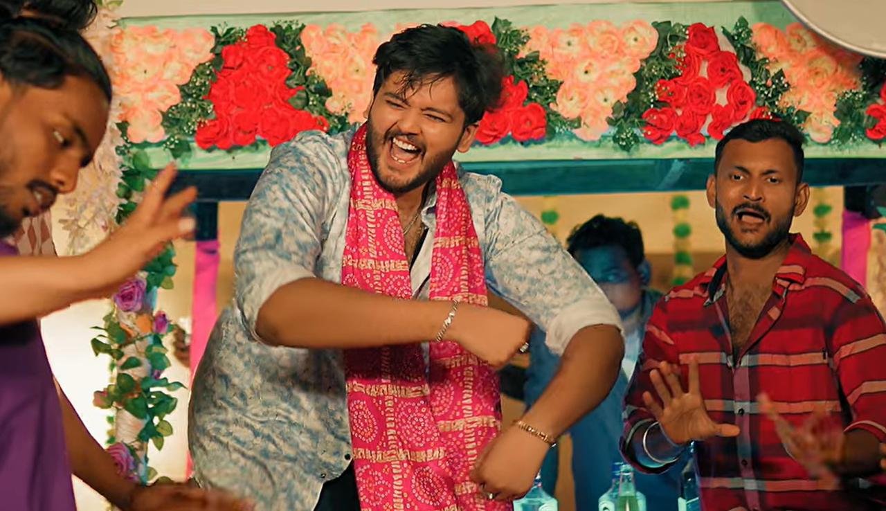 होली के रंग में घुला नया भोजपुरी गीत “हमार कोई का करिए” रिलीज भोजपुरी संगीत प्रेमियों के लिए होली से पहले एक खास तोहफा आया है। “हमार कोई का करिए” नाम का नया गीत रंगों, प्यार और मस्ती का खूबसूरत संगम लेकर रिलीज हुआ है। होली के जश्न को समर्पित यह गाना सुनते ही दिल को छू लेता है और त्योहार की उमंग को दोगुना कर देता है। पारंपरिक लोक रंग और आधुनिक संगीत का शानदार मेल इस गीत को खास बनाता है। लिंक https://youtu.be/3q4dxjxg5hw?si=9Nq1t6gOJ4XH6-xr यह गीत सारेगामा हम भोजपुरी के बैनर तले रिलीज हुआ है, जो लगातार भोजपुरी संगीत को नए आयाम दे रहा है। रिलीज के साथ ही गाने को दर्शकों का अच्छा रिस्पॉन्स मिल रहा है और सोशल मीडिया पर भी इसकी चर्चा तेज हो गई है। होली प्लेलिस्ट में यह गाना तेजी से अपनी जगह बना रहा है। “हमार कोई का करिए” को अपनी मधुर आवाज दी है फाजिल वागिद होसैन ने। खास बात यह है कि उन्होंने ही इस गीत का संगीत और बोल भी तैयार किए हैं। गाने में उनकी आवाज में जो मिठास और भावनात्मक गहराई है, वह श्रोताओं को बांधकर रखती है। वहीं वीडियो में आशुतोष ठाकुर की मौजूदगी गीत को और आकर्षक बनाती है। गीत के संगीत संयोजन में ढोलक पर श्रीधारा चारी की थाप ने पारंपरिक होली का असली रंग भर दिया है। गाने की रिकॉर्डिंग, मिक्सिंग और मास्टरिंग डेजी डच स्टूडियोज में की गई है, जिससे इसकी साउंड क्वालिटी बेहद प्रभावशाली बन पड़ी है। पीआरओ रंजन सिन्हा हैं। कुल मिलाकर “हमार कोई का करिए” इस होली पर रंग, प्रेम और उत्साह का संदेश देने वाला शानदार भोजपुरी गीत है। अगर आप इस त्योहार को खास बनाना चाहते हैं, तो इस गाने के साथ रंगों और खुशियों का भरपूर आनंद जरूर लें।